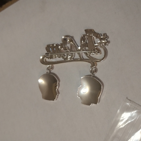 #1 MOM with 2 Kids Faces SILVER/GOLD PENDANT/BROOCH NEW IN PACKAGE-Signed - Picture 3 of 4